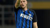 Bek Inter Milan, Milan Skriniar melakukan selebrasi usai mencetak ke gawang Sampdoria pada lanjutan Liga Serie A Italia di San Siro, Milan (24/10). Inter mengusur Napoli dipuncak klasemen dengan poin 26. (AFP Photo/Miguel Medina)
