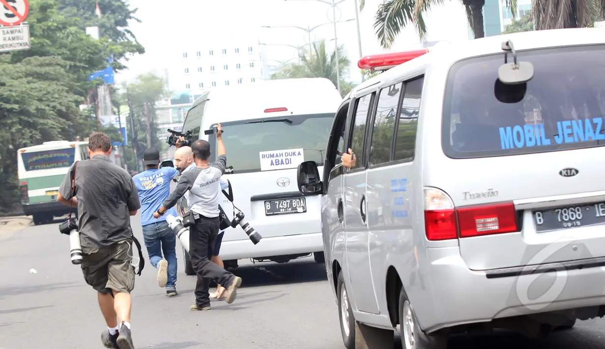 Sejumlah pewarta mengejar ambulan yang membawa jenazah Duo Bali Nine ke Bandara Soekarno-Hatta, Jakarta, Jumat (1/5/2015).  Keduanya akan diberangkatkan ke Australia menggunakan pesawat Qantas Airways. (Liputan6.com/Helmi Afandi)