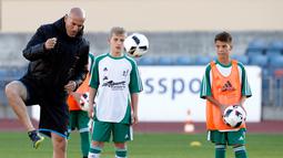 Para pemain memperhatikan teknik yang diajarkan oleh Zidane, Lausanne, Senin (3/10). Pelatih Real Madrid itu mengunjungi Swiss dalam rangka pelatihan untuk seleksi tim U14 Canton de Vaud. (REUTERS/Denis Balibouse)