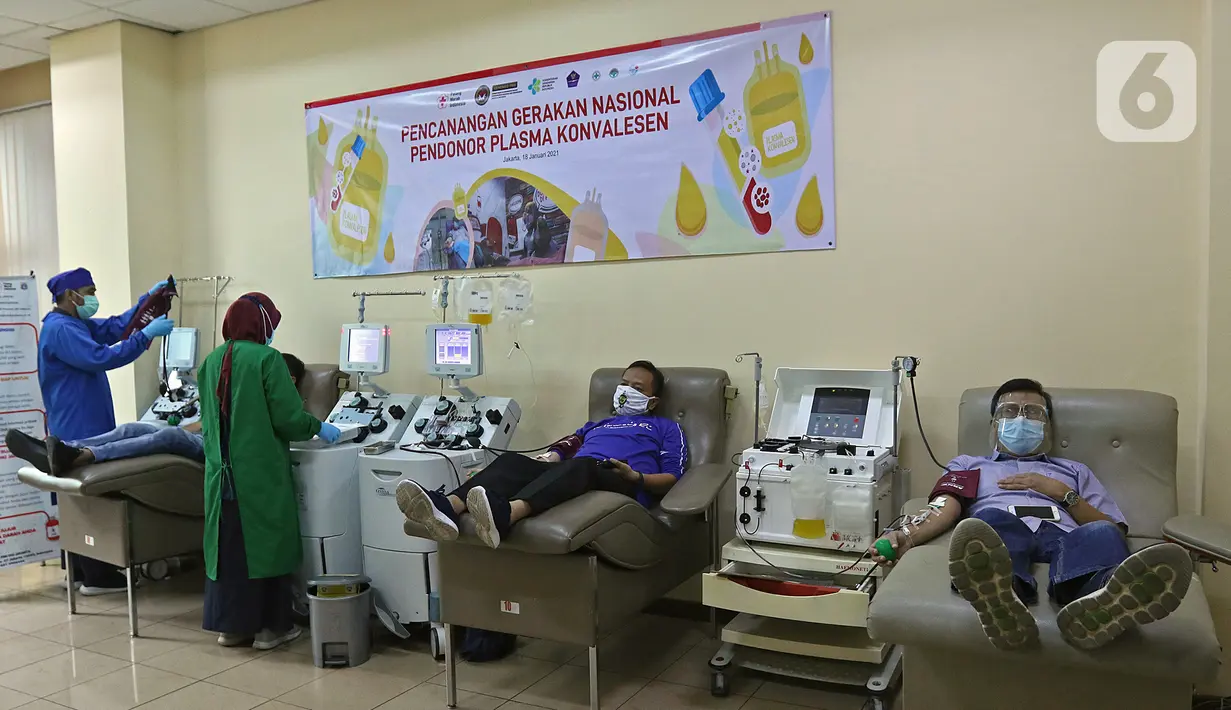 Penyintas COVID-19 melakukan donor plasma konvalesen di PMI DKI Jakarta, Selasa (19/1/2021). Sebanyak 307 penyintas COVID-19 per 1 hingga 15 Januari 2021 telah mendonorkan plasma konvalesen. (Liputan6.com/Herman Zakharia)