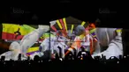 Warga menyaksikan video mapping pada acara Asian Games Sport Festival di Taman Fatahilah, Jakarta, Sabtu (9/12/2017). Acara tersebut bertujuan untuk mempromosikan Asian Games 2018. (Bola.com/M Iqbal Ichsan)