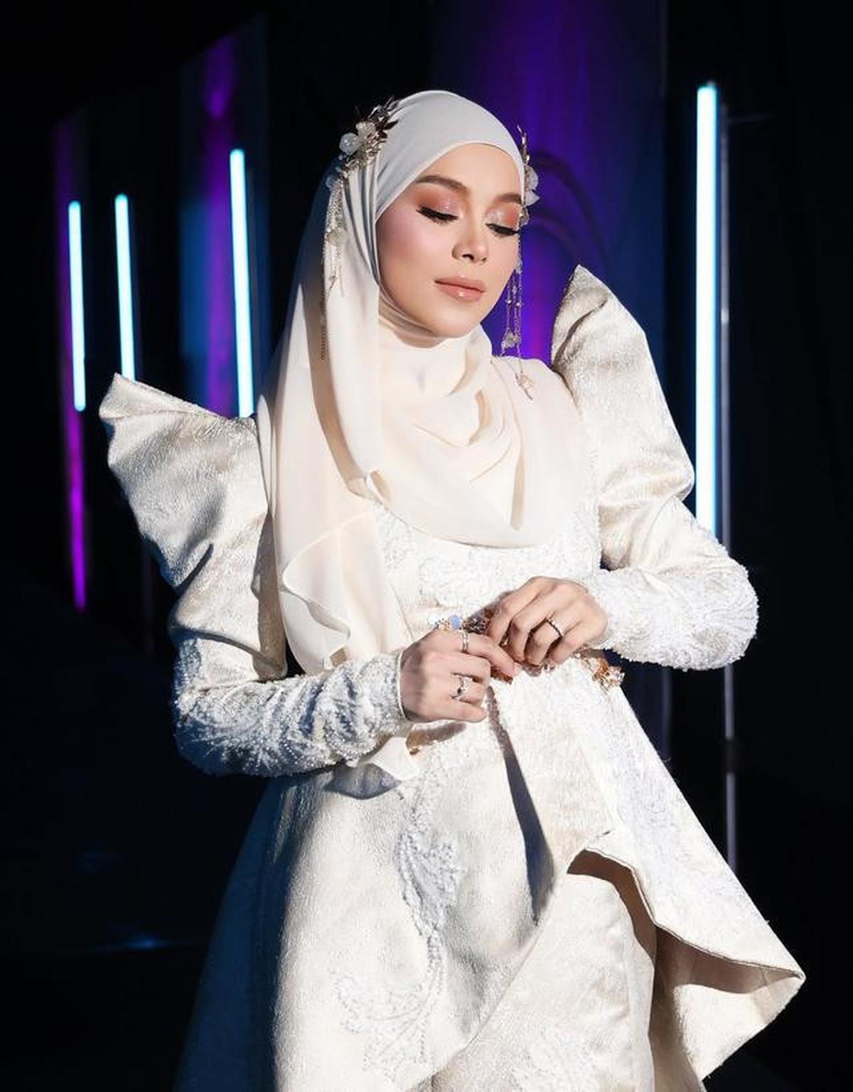 8 Potret Lesti Kejora dengan Gaun Brokat Muslim Modern saat Menang IMA 2025