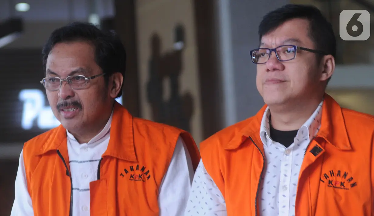 Gubernur Kepulauan Riau (Kepri) nonaktif Nurdin Basirun (kiri) dan Pemegang saham Mayoritas PT Bintuni Energi Persada (BEP), David Manibui (kanan) berjalan keluar usai menjalani pemeriksaan lanjutan di Gedung KPK, Jakarta, Jumat (25/10/2019). (merdeka.com/Dwi Narwoko)