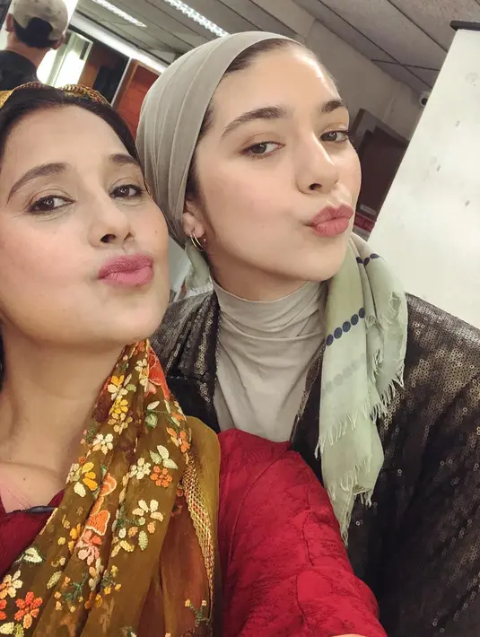 Pose duck face yang menggemaskan dari Ayu Azhari dan Isabelle Tramp. Tampil cantik, Ayu mengenakan selendang yang menutupi kepalanya, sedangkan Isabelle Tramp mengenakan turban yang serasi dengan outfitnya. Foto: Instagram.