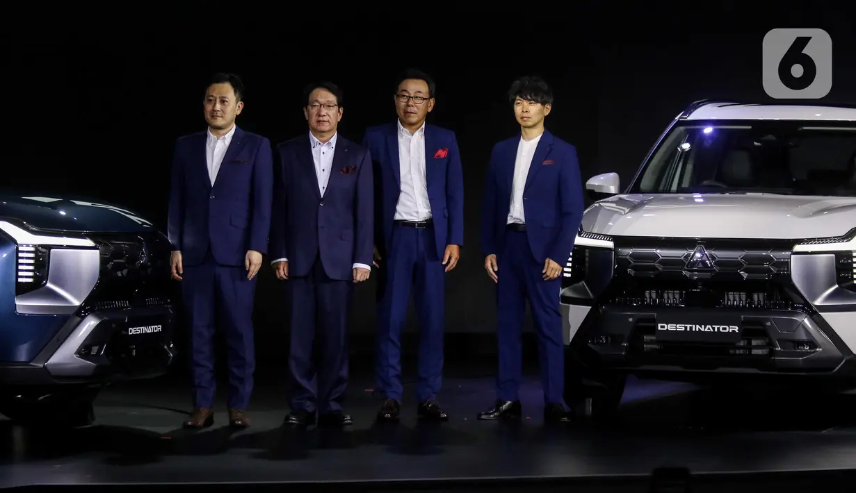 Chief Product Specialist Mitsubishi Motors Corporation Masahiro Ito (kiri), Presiden dan CEO Mitsubishi Motors Takao Kato (kedua kiri) bersama President Director PT MMKSI Atsushi Kurita (kedua kanan) beserta Product Design Director Mitsubishi Motors Corporation Naoki Akita berfoto bersama seusai peluncuran Mitsubishi All-New Destinator di Jakarta, Kamis (17/7/2025). (Liputan6.com/Herman Zakharia)