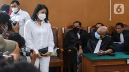 Terdakwa Putri Candrawathi bersiap menjalani sidang lanjutan dalam kasus pembunuhan Brigadir Yosua Hutabarat di Pengadilan Negeri Jakarta Selatan, Rabu (18/1/2023). Putri Candrawathi dijerat dengan Pasal 340 KUHP subsider Pasal 338 KUHP juncto Pasal 55 Ayat 1 ke 1 KUHP. Ia dianggap menjadi bagian dari pembunuhan berencana terhadap Brigadir J pada 8 Juli 2022. (Liputan6.com/Johan Tallo)
