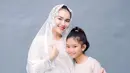Ayu Ting-Ting dan Bilqis terlihat kompak dalam busana muslim renda nude putih [@ayutingting92]