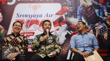 Menpora, Imam Nahrawi (tengah) memberi keterangan terkait hitung mundur ajang MXGP 2017 di Jakarta, Rabu (18/1). Ajang motokross internasional MXGP 2017 akan digelar di kota Pangkal Pinang, 4-5 Maret mendatang. (Liputan6.com/Helmi Fithriansyah)