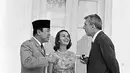 Ir. Soekarno bersama bintang film Jean Simmons dan suaminya yang merupakan seorang sutradara, Richard Brooks. (photo: pinterest.com)