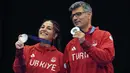 Penembak Turki, Yusuf Dikec (kanan) dan Sevval Ilayda Tarhan mendapatkan medali perak cabang olahraga menembak nomor 10m Air Pistol beregu campuran Olimpiade Paris 2024 di Chateauroux Shooting Centre, Paris, Prancis, Rabu (30/07/2024). (AP Photo/Manish Swarup)