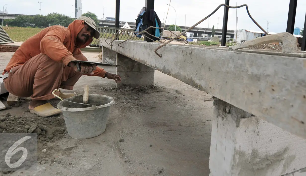 Seorang pekerja menyemen saat pembangunan Ruang Terbuka Hijau (RTH) di kawasan Kalijodo, Jakarta, Sabtu (10/12). Saat ini kontraktor sudah masuk tahap finishing. Taman Kalijodo pun sudah terlihat rupanya. (Liputan6.com/Yoppy Renato)