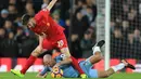 Bek Manchester City, Pablo Zabaleta, terjatuh berebut boola dengan gelandang Liverpool, Adam Lallana pada laga Liga Inggris di Stadion Anfield, Inggris, Sabtu (31/12/2016). (AFP/Paul Ellis)