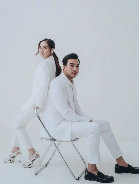 Ibrahim Risyad tampil gagah mengenakan kemeja, ditumpuknya dengan setelan jas dan celana panjang yang semuanya serba putih, dan pantofel shoes hitam. [Foto: Instagram/ibrhmrsyd]