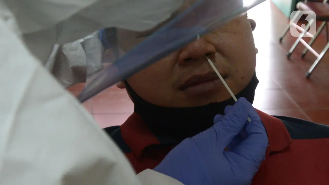 Puluhan Pedagang Pasar Burung Cipinang Kebembem Jalani Tes Swab