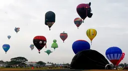 Suasana acara Festival Balon Udara Internasional yang berlangsung di Clark, Utara Manila, Provinsi Pampanga, Filipina, Kamis (8/2). Para peserta datang dari berbagai negara. (AP Photo/Bullit Marquez)