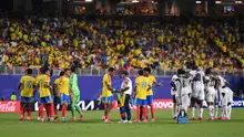 Para pemain berkumpul saat istirahat minum (jeda hidrasi) dalam pertandingan babak 32 besar Piala Dunia 2026 antara Kolombia dan Ghana di Stadion Kansas City pada 4 Juli 2026 di Kansas City, Missouri. (David Ramos/Getty Images via AFP)