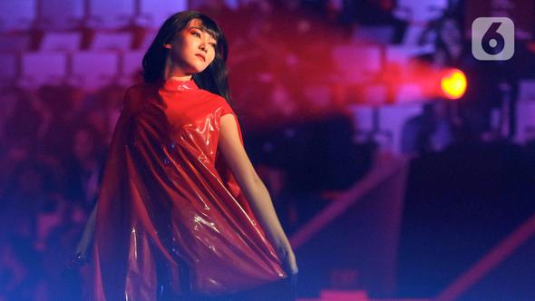 Penyanyi sekaligus pencipta lagu, Isyana Sarasvati saat tampil dalam konser tunggalnya di Istora Gelora Bung Karno, Senayan, Jakarta, Sabtu (16/11/2024) malam. (Liputan6.com/Herman Zakharia)