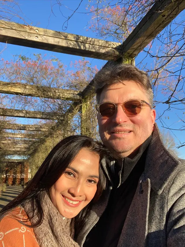 2 Tahun Tak Pulang, Ini 7 Potret Maudy Koesnaedy Bersama Suami di Belanda