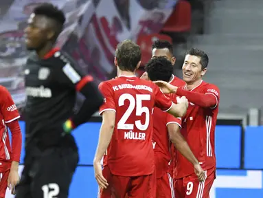 Para pemain Bayern Munchen merayakan gol yang dicetak oleh Robert Lewandowski ke gawang Bayer Leverkusen pada laga Bundesliga di Stadion BayArena, Minggu (20/12/2020). Bayern Munchen menang dengan skor 2-1. (Bernd Thissen/Pool Photo via AP)