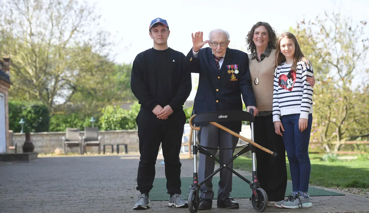 Veteran Perang Dunia II Kapten Tom Moore (99) berpose dengan keluarganya di Marston Moretaine, London, 16 April 2020. Menjelang ulang tahunnya yang ke-100, Moore mengumpulkan donasi lebih dari 16 juta dolar sebagai sumbangan untuk tenaga kesehatan yang menangani Covid-19. (Joe Giddens/PA via AP)