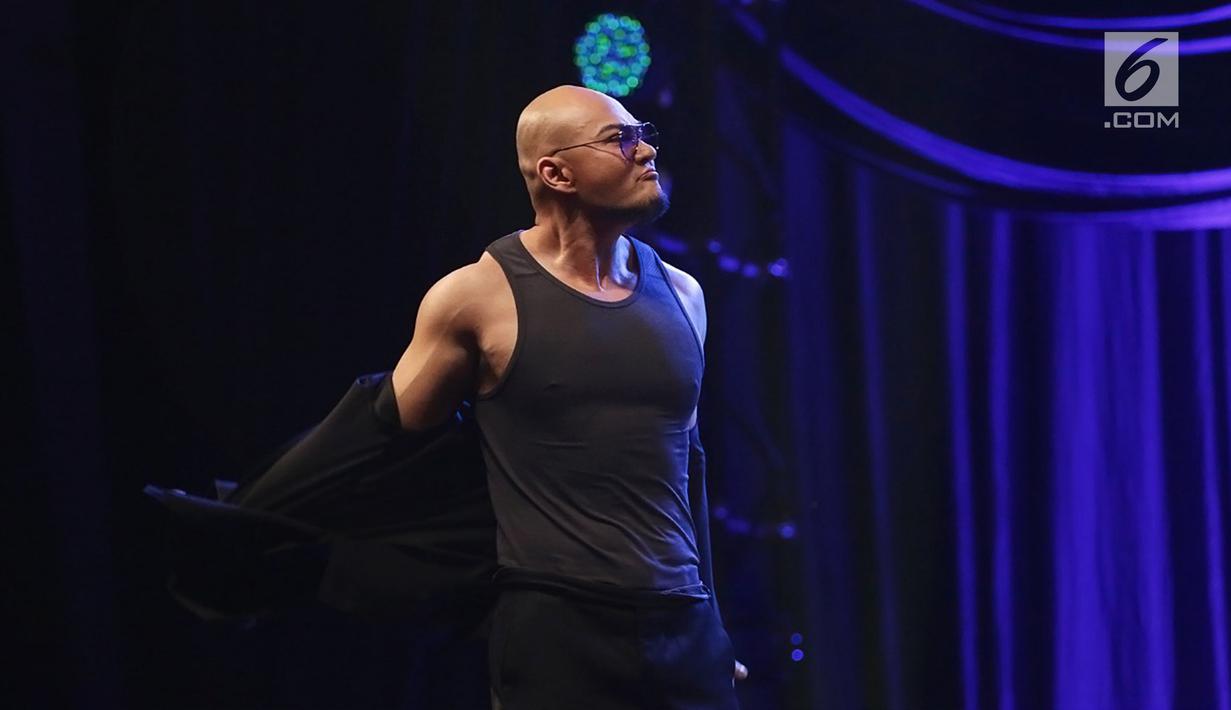 Deddy Corbuzier membuka pakaiannya saat saling roasting dengan Pandji Pragiwaksono di Jakarta Internasional Comedy Festival (JICOMFEST) 2019 di JIExpo, Kemayoran, Jakarta, Sabtu (3/8/2019). Selain Deddy, komika dan komedian terkemuka juga meramaikan JICOMFEST 2019. (Bola.com/Peksi Cahyo Priambodo)