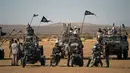Para peserta berbaris dengan kendaraan ATV mereka selama konvoi mobil dalam Wasteland Weekend di Gurun Mojave, North Edwards, California, AS, Sabtu (28/9/2019). Panitia mengharuskan peserta yang mengikuti Wasteland Weekend berdandan ala karakter dalam film Mad Max. (Agustin Paullier/AFP)