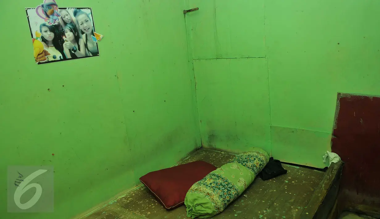 Kondisi salah satu kamar di sebuah kafe yang mulai ditinggalkan pemiliknya di kawasan Kalijodo, Jakarta, Kamis (18/2). Lokalisasi itu mulai ditinggalkan penghuni sejak berkembangnya wacana penggusuran kawasan Kalijodo. (Liputan6.com/Gempur M Surya)