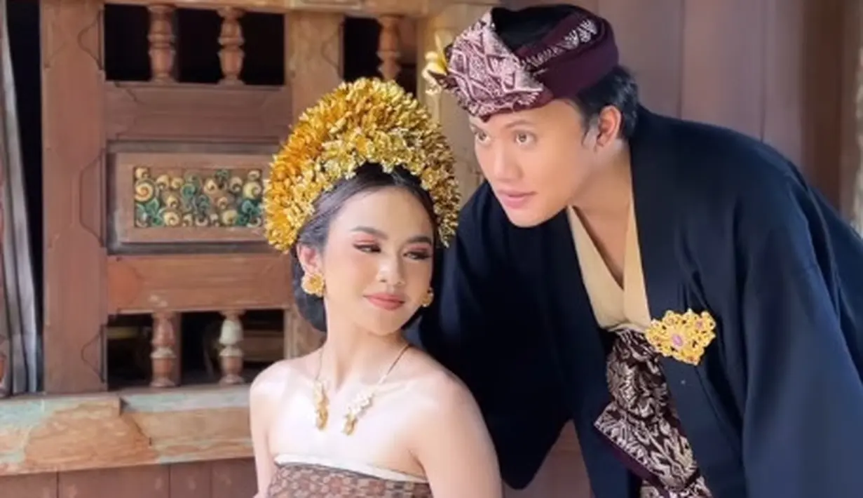 Mahalini Raharja tampil menawan layaknya putri bangsawan Bali mengenakan tenun Bali [@dhirmannputra]