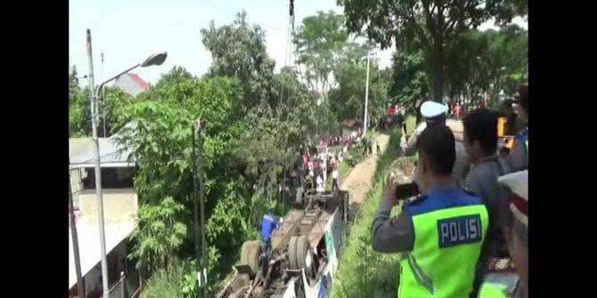 Setelah 4 Jam, Bus Kramat Djati yang Jatuh di Cicalengka Dievakuasi