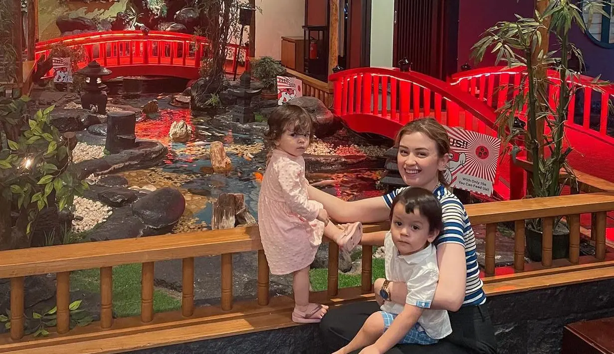 Aura keibuan Kimberly Ryder selalu terpancar tiap kali bersama sang anak.   [@kimbrlyryder].