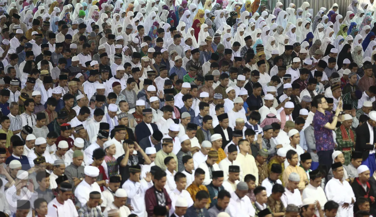 Ribuan umat muslim mengikuti salat Idul Fitri di Masjid Istiqlal, Jakarta, Rabu (6/7). Wapres Jusuf Kalla dan Ketua MPR Zulkifli Hasan serta sejumlah anggota kabinet juga melaksanakan salat Ied di masjid tersebut. (Liputan6.com/Faizal Fanani)
