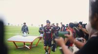 Pemain Timnas Indonesia, Stefano Lilipaly saat berjalan ke ruang ganti pemain sebelum pemusatan latihan Timnas Indonesia di Bali United Training Center pada Senin sore (26/5/2025). (Alit Binawan/Bola.com)
