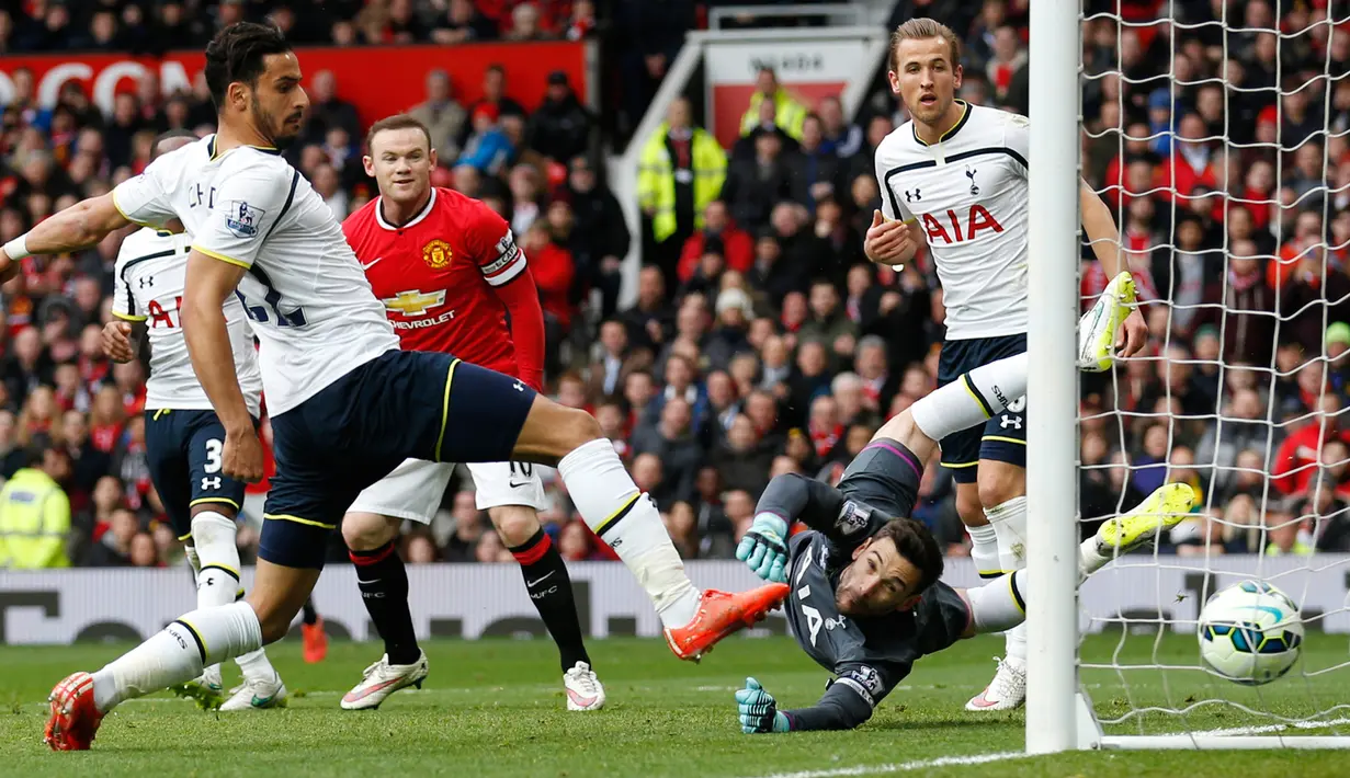 Kiper Tottenham,  Hugo Lloris gagal mengahalau bola sundulan pemain Manchester United saat Laga Liga Premier Inggris di Stadion Old Trafford, Inggris(15/3/15). Manchester United menang 3-0 atas Tottenham Hotspur. (Reuters/Carl Recine)