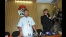 Wakil Ketua KPK, Bambang Widjojanto didampingi Deputi Pencegahan KPK, Johan Budi SP saat menggelar jumpa pers pengunduran diri di Gedung Komisi Pemberantasan Korupsi, Jakarta, Senin (26/1/2015). (Liputan6.com/Herman Zakharia)