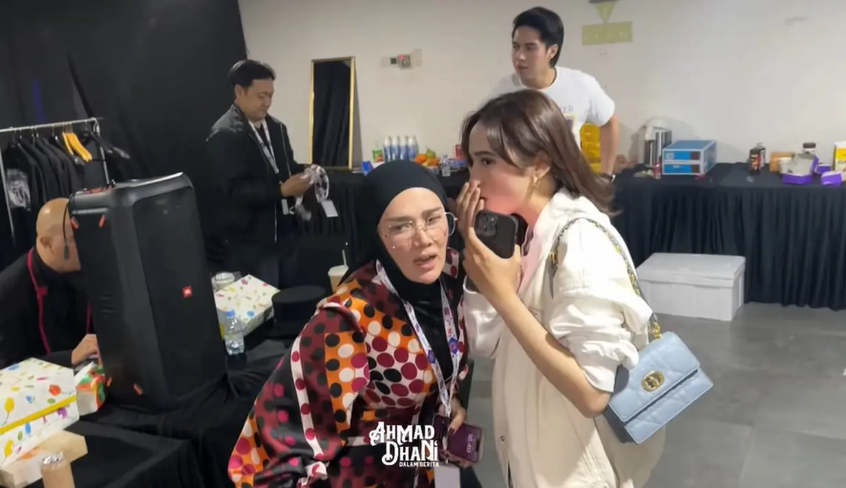 Kedekatan mereka terlihat saat Syifa membisikkan sesuatu di telinga Mulan Jameela. Sementara Al berada di belakang mereka. (Foto: YouTube/ Ahmad Dhani)