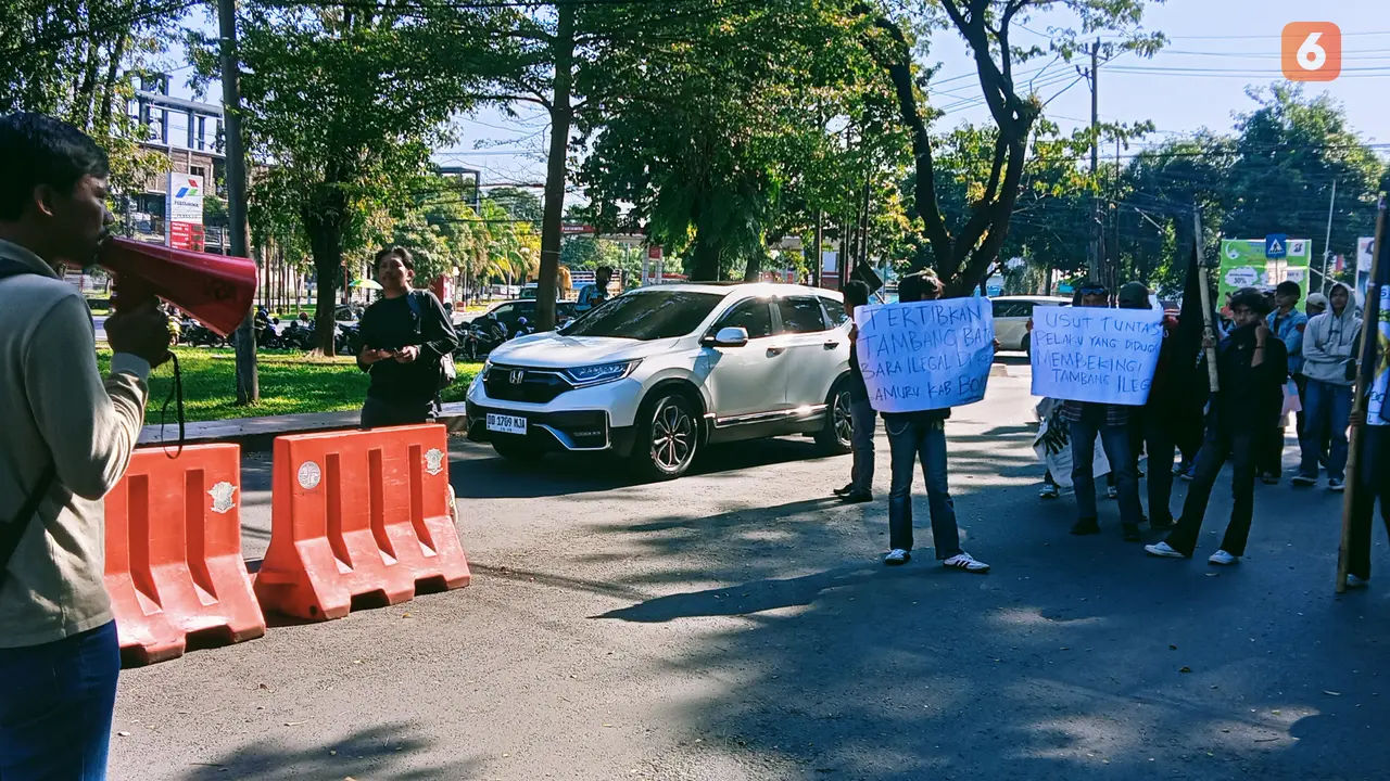 Massa Ampera berunjuk rasa di depan Mapolda Sulsel mengadukan aktivitas tambang batu bara diduga ilegal di Kabupaten Bone. (Liputan6.com/Eka Hakim)