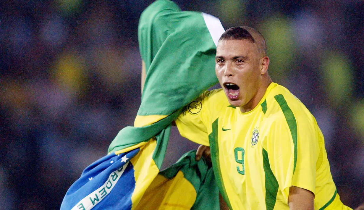 Ronaldo - Model rambut Ronaldo ini sangat ikonik saat Piala Dunia 2002 berlangsung di Korea dan Jepang. Tidak hanya mampu mencuri perhatian dengan gaya rambut anehnya, Ronaldo juga berhasil membawa Tim Samba menjadi kampiun di Piala Dunia kala itu. (AFP/Daniel Garcia)