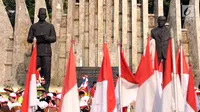Bendera Merah Putih berkibar di depan tugu Proklamator, Jakarta, Rabu (16/8). Jelang perayaan HUT RI ke-72, ratusan pelajar melakukan napak tilas perjuangan kemerdekaan. (Liputan6.com/Helmi Fithriansyah) 
