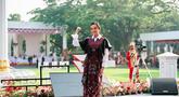 Manggung di acara formal dan resmi bukan hal baru bagi Lyodra Ginting. Namun tetap saja, pelantun “Kalau Bosan” dan “Terlanjur Mencinta” deg-degan saat tampil di hadapan Jokowi. Lyodra Ginting salah satu penampil dalam perayaan HUT ke-77 RI di Istana Negara, Jakarta, Rabu (17/8/2022). Ia melantun sejumlah lagu daerah untuk menembalkan cinta Tanah Air. (Foto: Dok. Instagram @lyodraofficial).