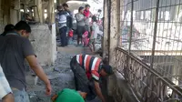 Aksi Para Pemburu Akik Mengais Puing-puing Pasar Johar