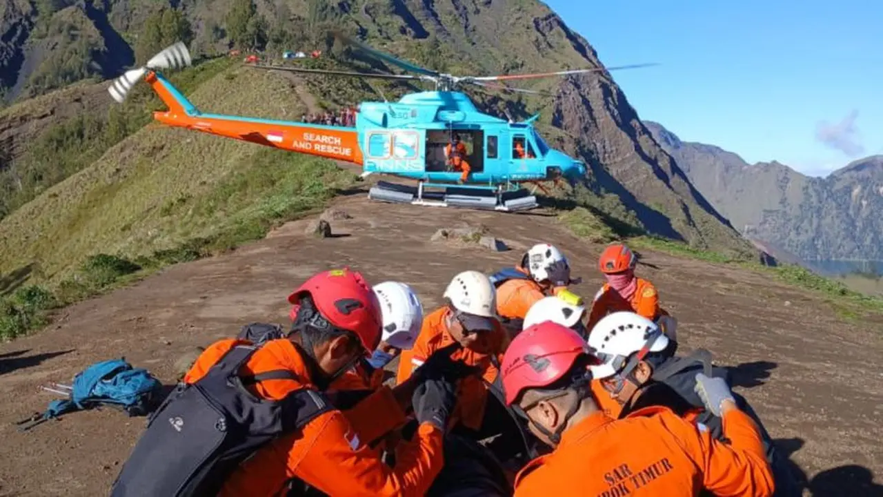 Evakuasi Pendaki Malaysia Jatuh di Rinjani