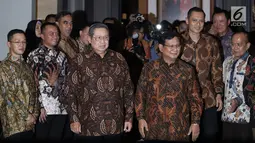 Ketum Partai Demokrat Susilo Bambang Yudhoyono (SBY) didampingi Ketum Partai Gerindra Prabowo Subianto dan sejumlah petinggi kedua partai menyapa awak media usai menggelar pertemuan di Mega Kuningan, Jakarta, Selasa (24/7). (Merdeka.com/Iqbal S. Nugroho)