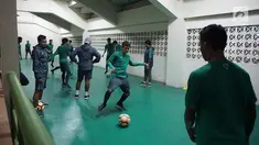 Pemain Timnas Indonesia U-19  melakukan latihan ringan jelang laga persahabatan melawan Kamboja di Stadion Patriot Candrabhaga, Bekasi, Selasa (3/10). Laga persahabatan Indonesia U-19 vs Kamboja U-19, digelar Rabu (4/9).  (Istimewa)