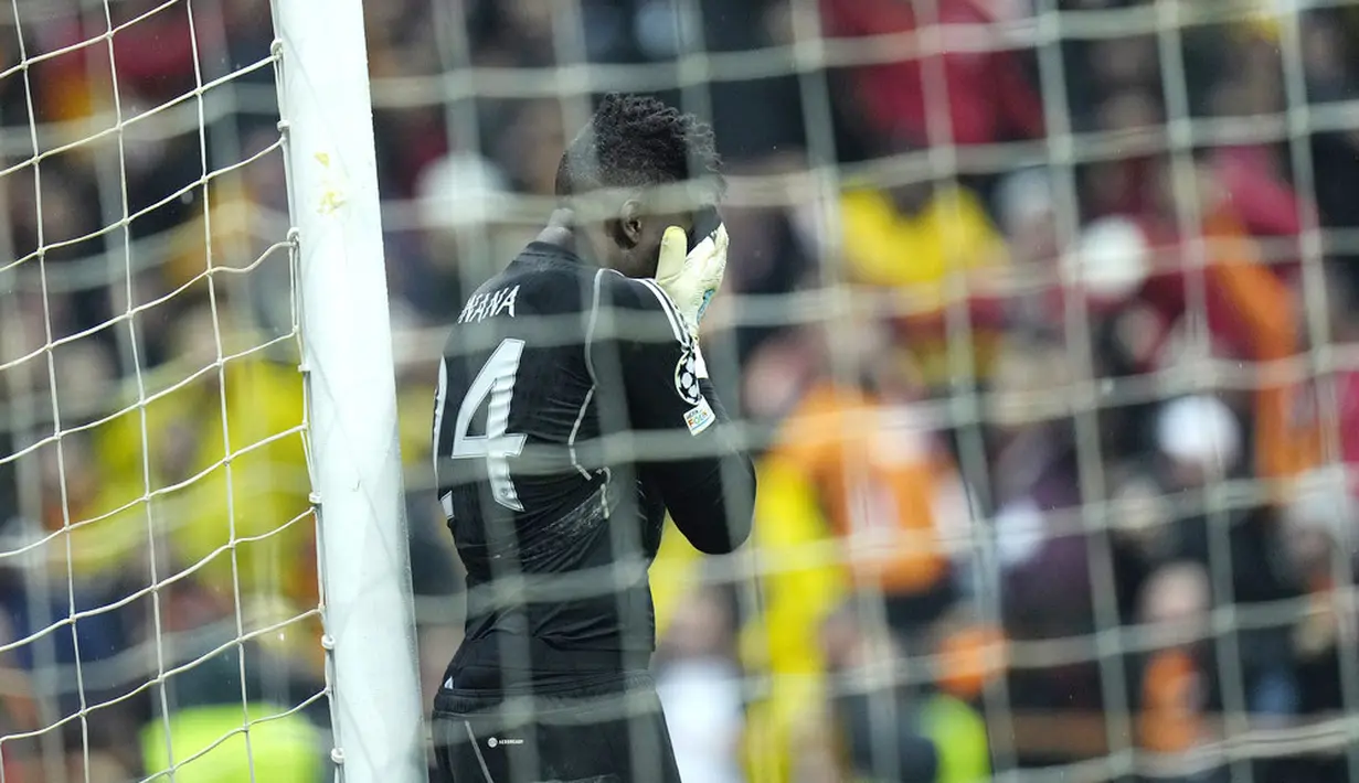 Kiper Manchester United, Andre Onana, tampak kecewa setelah ditahan imbang Galatasaray pada laga grup A Liga Champions di Stadion Rams Park, Kamis (30/11/2023). Kedua tim bermain sama kuat 3-3. (AP Photo)