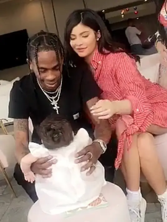 "Kylie sangat bahagia degan Travis dan ia sangat mencintainya dan juga Stormi," jelas sumber. (snapchat/kyliejenner)