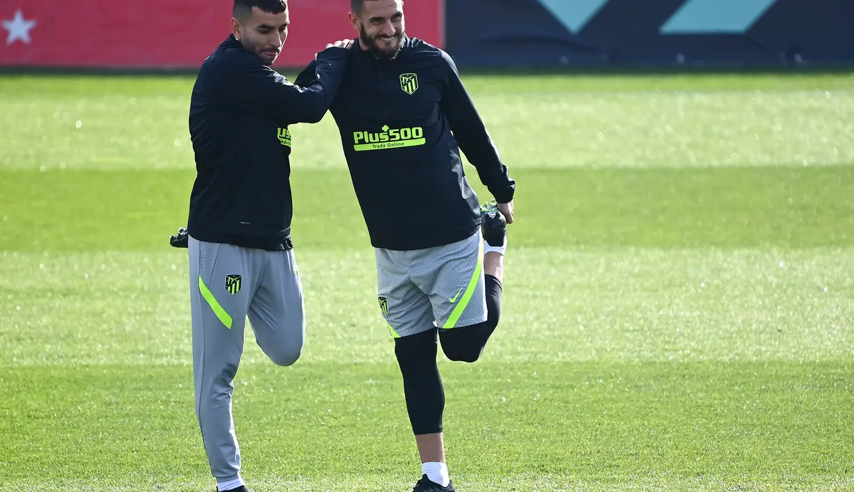 Penyerang Atletico Madrid, Angel Corea (kiri) dan Koke melakukan pemanasan saat mengikuti sesi latihan tim di tempat latihan klub di Majadahonda dekat Madrid (24/11/2020). Atletico Madrid akan bertanding melawan Lokomotiv Moscow pada Grup A Liga Champions. (AFP/Gabriel Bouys)