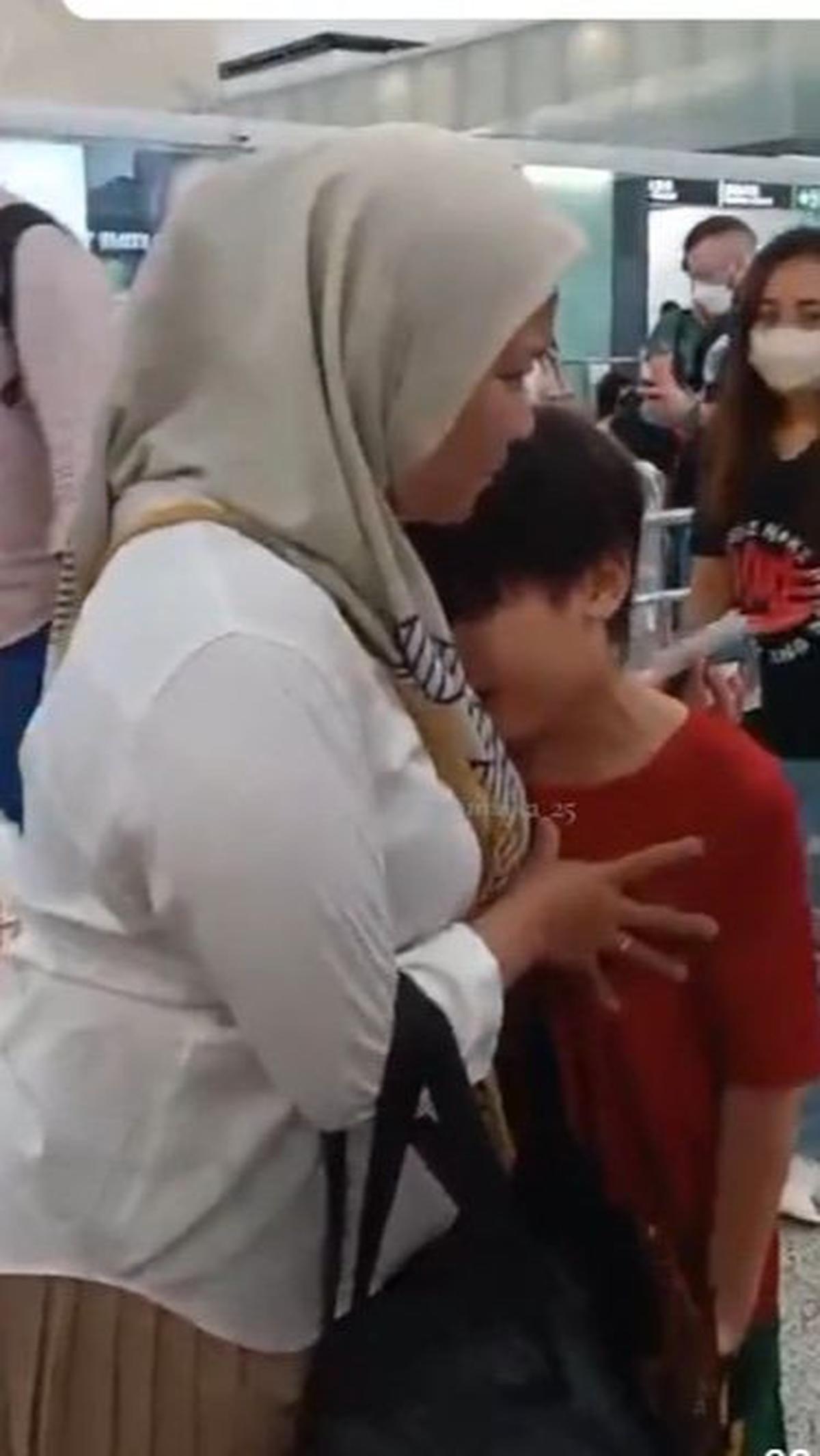 Bahkan anak yang paling besar terlihat menangis sesegukan.&nbsp;