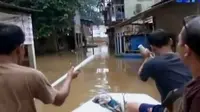 Permukiman warga di bantaran Kali Ciliwung, Cawang kembali terendam banjir. Sementara, bocah di Medan dirantai karena kecanduan main warnet.