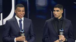 Pemain Maroko Achraf Hakimi bersama pemain Prancis, Kylian Mbappe berpose dengan trofi Men's World 11 dalam acara Penghargaan The Best FIFA Football Awards 2022 di Paris, Prancis, 27 Februari 2023.Pria 24 tahun itu menghubungi wanita tersebut melalui Instagram, tetapi baru akhir pekan ini pertemuan pribadi terjadi. (AP Photo/Michel Euler)