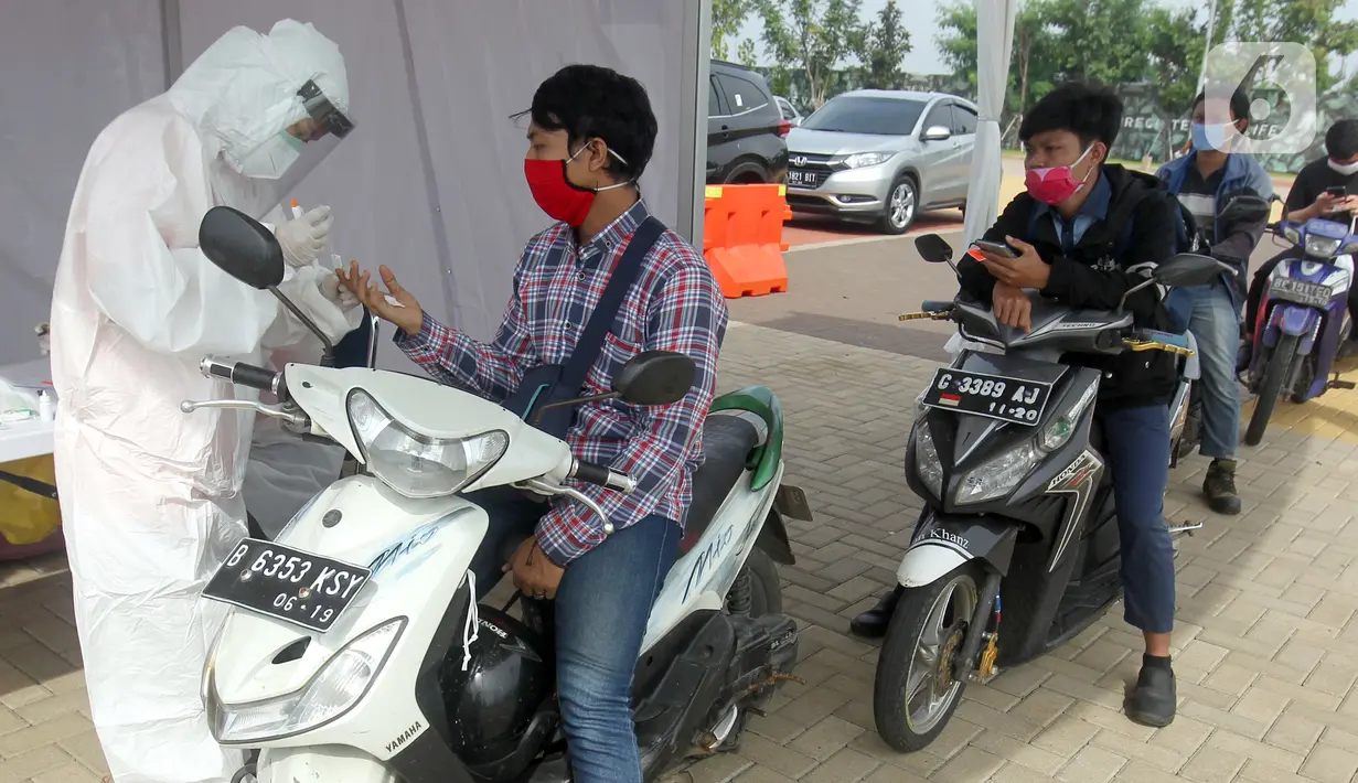 Pengendara motor mengikuti rapid test Covid-19 gratis di danau Asya Jakarta Garden City, Jakarta Timur, Kamis (28/5/2020). Perumahan Asya memberikan layanan rapid test sebagai upaya membantu pemerintah dalam menekan penyebaran Covid-19 dengan konsep drive thru. (Liputan6.com/Fery Pradolo)